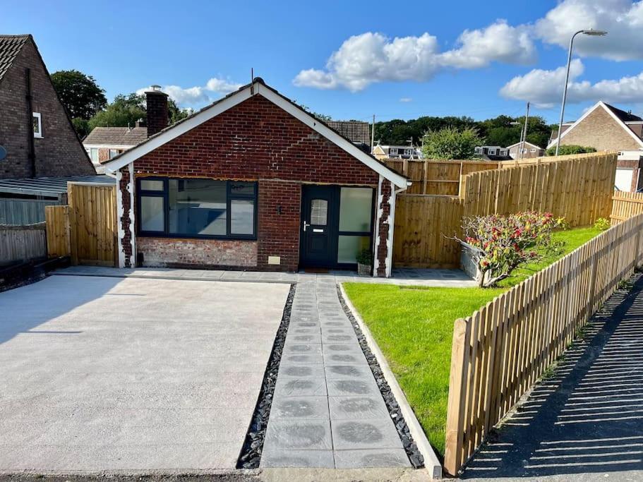 Modern Bungalow In Good Location Aberdulais エクステリア 写真