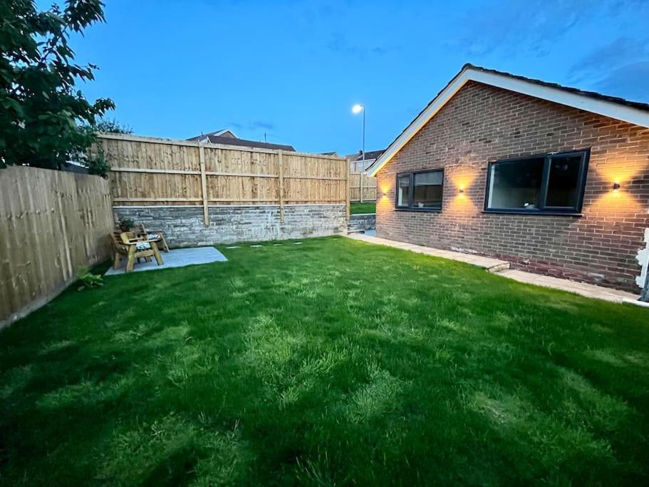 Modern Bungalow In Good Location Aberdulais エクステリア 写真