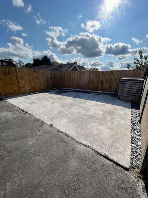 Modern Bungalow In Good Location Aberdulais エクステリア 写真