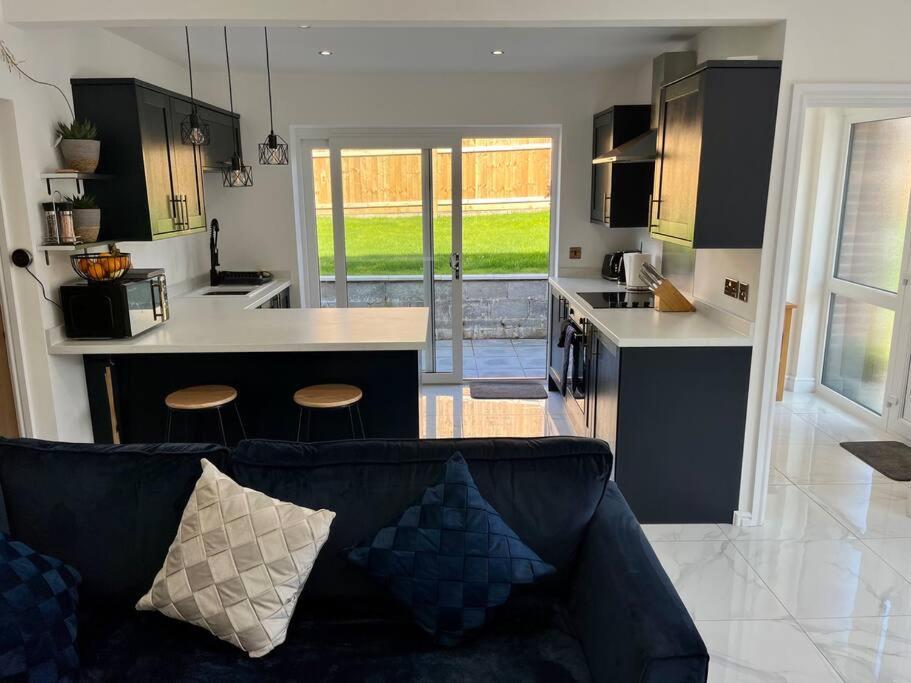 Modern Bungalow In Good Location Aberdulais エクステリア 写真