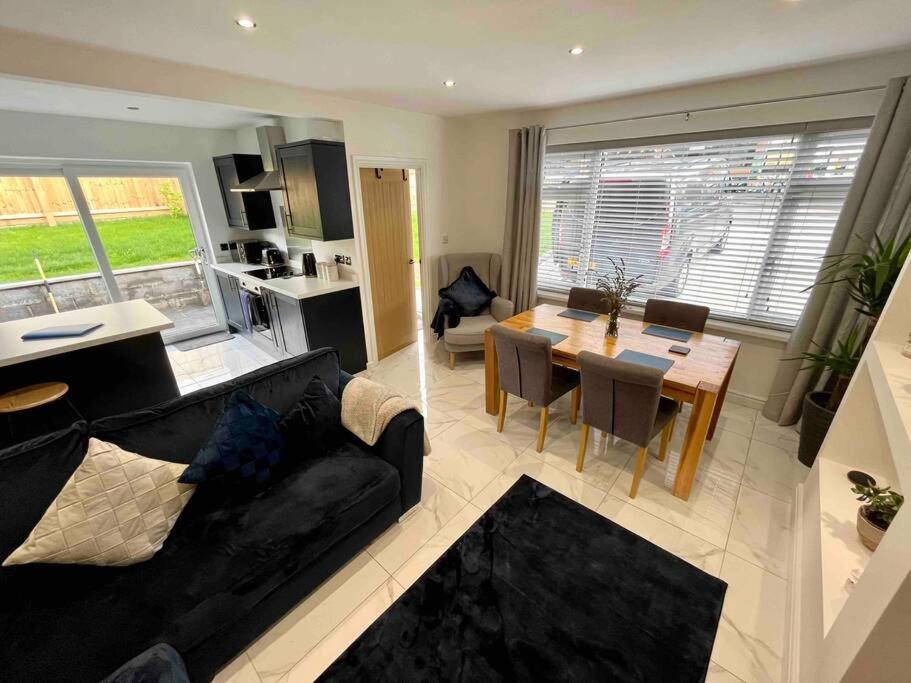 Modern Bungalow In Good Location Aberdulais エクステリア 写真